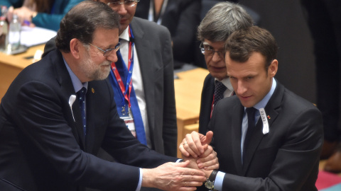 El presidente del Gobierno, Mariano Rajoy, saluda al presidente francés, Emmanuel Macron, al comienzo de la cumbre de los líderes de la UER, en Bruselas. REUTERS/Eric Vidal