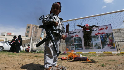 Un niño sujeta un arma durante una manifestación para denunciar el ataque de la coalición árabe liderada por Arabia Saudí contra varias posiciones de los hutíes en Saná, Yemen, hoy 26 de agosto de 2015. EFE/Yahya Arhab