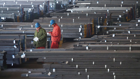 Trabajadores chequean barras de acero en una fábrica. Stringer (REUTERS)