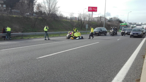 El taxista atropellado fue atendido en el mismo lugar del atropello. (EP)