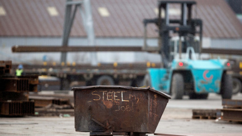 Un contenedor industrial con las palabras "El acero es mi trabajo" en un patio de almacenamiento donde se carga acero para estructuras. Peter Power (REUTERS)