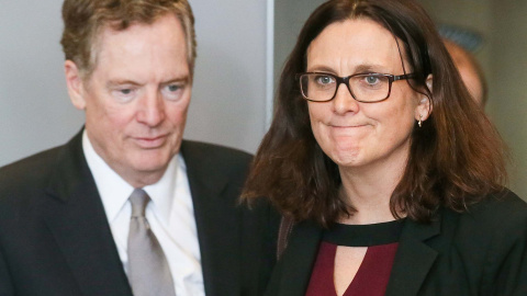 El representante comercial de EEUU, Lighthizer y la comisaria de Comercio de la UE, Malmstrom, participan en una reunión para hablar sobre el exceso de capacidad de acero en Bruselas. Stephanie Lecocq (REUTERS)