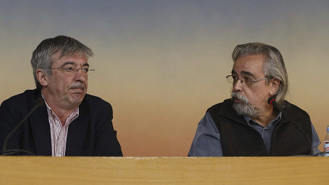 Los portavoces de IUCM en el Ayuntamiento y la Comunidad de Madrid, Ángel Pérez (d) y Gregorio Gordo (i), respectivamente, durante la rueda de prensa. -EFE/PACO CAMPOS