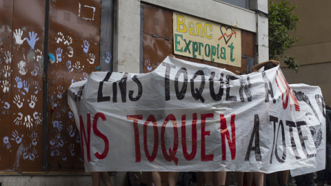 Simpatizantes del movimiento por la ocupación del 'Banc Expropiat' se colocan frente a la puerta del local. EFE/Quique García