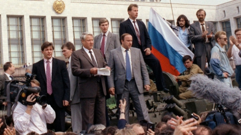 El primer presidente de Rusia, Boris Yeltsin, reunido con el antigo Consejo de Ministros sobre un tanque el día del golpe de Estado. REUTERS