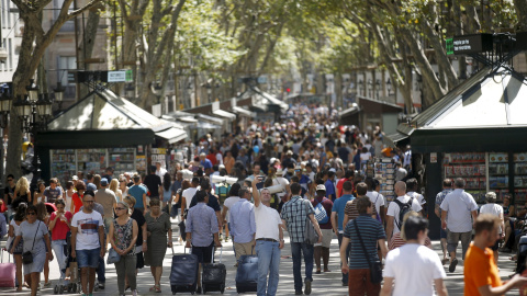 Un hombre se hace una 'selfie' en las Ramblas de Barcelona./ REUTERS/Albert Gea