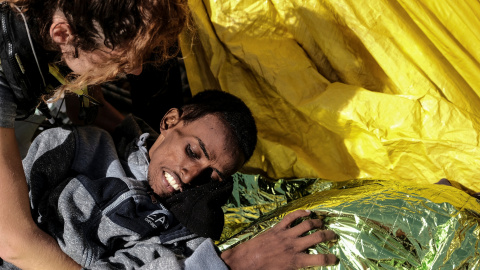 Un hombre de Eritrea de 22 años, atendido por el personal del buque de rescate Proactiva Open Arms después de ser rescatado en el mar Mediterráneo frente a la costa de Libia el 11 de marzo de 2018.- REUTERS/Kepa Fuentes