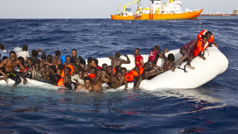 Una barcaza cargada de personas migrantes, a punto de ser rescatada por el barco Aquarius de MSF y SOS Méditerranée.- REUTERS