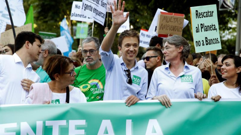 27/09/2019.- El candidato de Más País a las elecciones generales, Íñigo Errejón (c), durante la manifestación que esta tarde recorre las calles de la capital, contra la crisis climática. EFE/JuanJo Martín