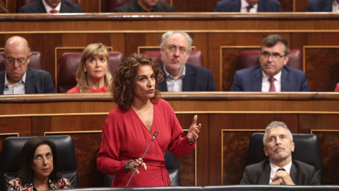 La ministra de Hacienda en funciones, María Jesús Montero, responde a las preguntas de los grupos parlamentarios del Congreso, durante la sesión de control al Gobierno en funciones. E.P./Eduardo Parra