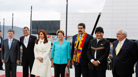 Los presidentes Juan Manuel Santos (Colombia), Rafael Correa (Ecuador), Cristina Fernández Kirchner (Argentina), Dilma Rousseff (Brasil), Nicolás Maduro (Venezuela) y Evo Morales, (Bolivia), junto al secretario general de UNASUR en 2014, Er