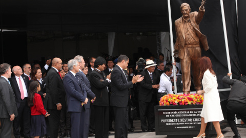 Inauguración –en diciembre de 2014– de la estatua en homenaje a Néstor Kirchner, primer presidente de la UNASUR. EDUARDO SANTILLÁN TRUJILLO/ PRESIDENCIA DE ECUADOR. 05/12/14.