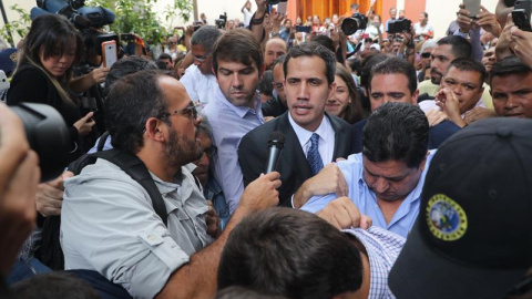 El jefe del Parlamento venezolano, Juan Guaidó (c), a su llegada este viernes a un evento público con diputados en una plaza en el este de Caracas (Venezuela) / EFE