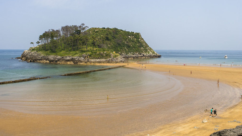 Vista de la isla de San Nicolás en la localidad vizcaína de Lekeitio.