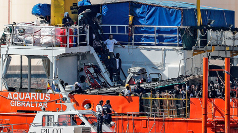 El barco Aquarius, en el que viajaban 106 inmigrantes, a su llegada al puerto de Valencia. EFE