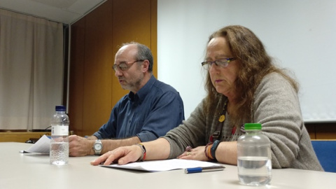 Juan Manuel Calvo, de Amical de Mathausen, y Charo Artal, del colectivo Mujeres Feministas del Actur y del 8-M, durante la lectura del manifiesto. E.B.