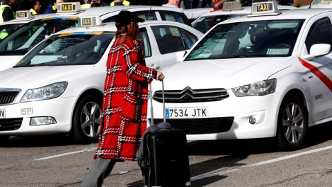 24/01/2019.- Decenas de taxis estacionados a las puertas del recinto ferial de IFEMA, donde se celebra la feria de turismo, FITUR, durante el cuarto día de huelga del sector del que reclama a la administración autonómica que apruebe una leg