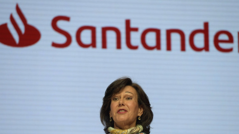 La presidenta del Banco Santander, Ana Patricia Botín, durante la junta de accionistas de la entidad, junto a su logotipo, con su nueva tipografía. REUTERS/Eloy Alonso