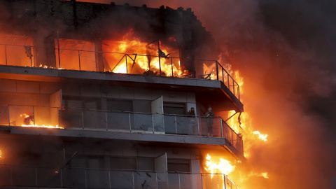 22-2-24 - Los bomberos intentan rescatar a vecinos atrapados por el fuego desde los balcones, en el incendio del edificio del barrio Campanar en València.