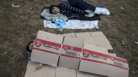 Refugiados sirios duermen en un parque cerca de la principal estación de autobuses y de tren en Belgrado, Serbia, antes de intentar cruzar a Hungría.- REUTERS / Marko Djurica