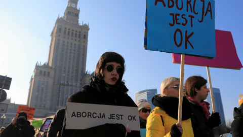 Pancartas que dicen "El aborto está bien" durante la marcha anual antes del Día Internacional de la Mujer en Varsovia, Polonia. / Reuters