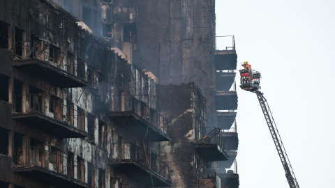 Los bomberos continúan trabajando este viernes tras el fulminante y devastador incendio en un edificio de viviendas de catorce plantas en València, que se ha propagado a otro anexo, y ha causado cuatro muertos y se busca a otras diecinueve 