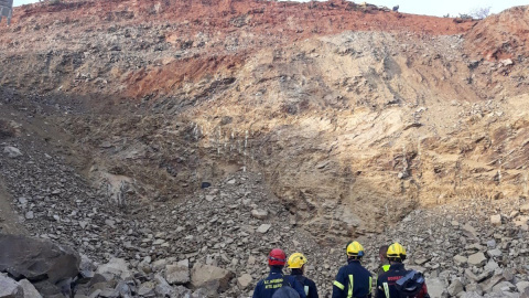 El equipo de bomberos efectúa investigaciones en el lugar de los hechos./EFE