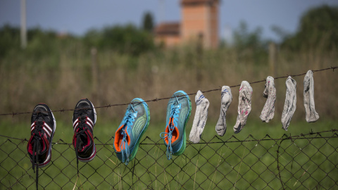 Zapatos y calcetines de refugiados sirios, colgados a secar cerca de la frontera de Serbia con Hungría, cerca del pueblo de Horgos.- REUTERS / Marko Djurica