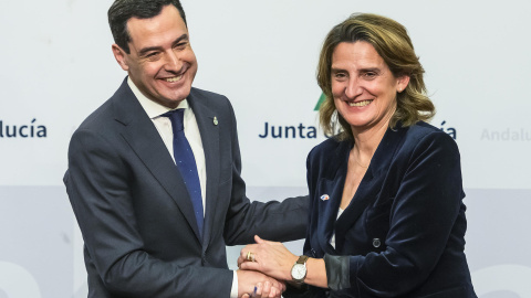 El presidente de la Junta de Andalucía, Juanma Moreno y la ministra para la Transición Ecológica, Teresa Ribera tras su reunión para abordar la sequía.