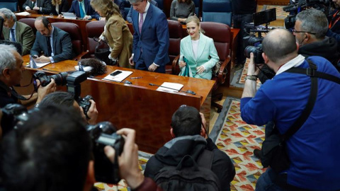 La presidenta de la Comunidad de Madrid, Cristina Cifuentes, rodeada de periodistas durante el pleno de la Asamblea de Madrid celebrado hoy en medio de la polémica por las calificaciones del máster universitario de la presidenta regional. E