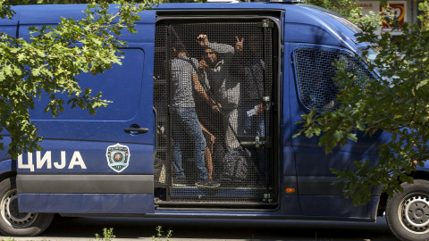 Refugiados sirios son transportados dentro de un vehículo de la policía serbia en el pueblo de Horgos cerca de la frontera de Serbia con Hungría.- REUTERS / Marko Djurica