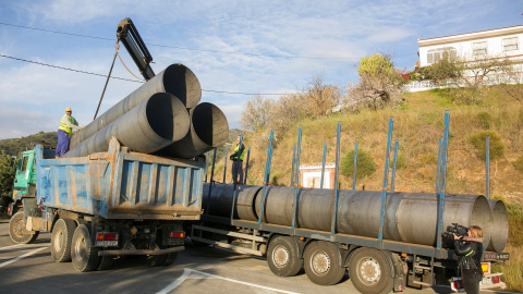 Los tubos de revestimiento eran transportados hasta el pozo donde Julen cayó.EFE/Álvaro Cabrera