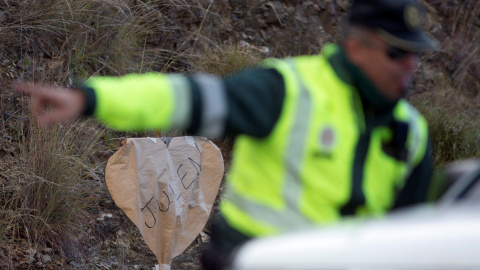 Un Guardia Civil hace indicaciones delante de un cartel con el nombre de Julen, mientras continuaban los trabajos de rescate. EFE/Daniel Pérez