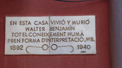 Placa en la casa en la que murió Walter Benjamin