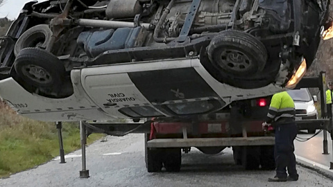 Un tododoterreno de la Guardia Civil del operativo de rescate de Julen volcaba en la carretera de acceso a la localidad. EFE/Salvador Ruiz