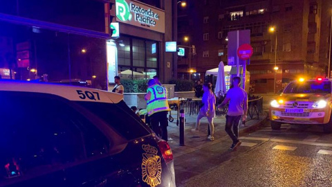 La Policía y el Samur, en Puente de Vallecas esta noche tras la reyerta. EFE