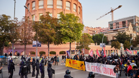 01/10/2019.- Unos 300 independentistas se han concentrado a primera hora de esta mañana frente al cuartel de la Guardia Civil de Girona. / EFE - DAVID BORRAT