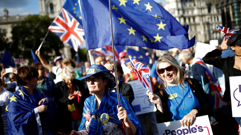 Personas contrarias al brexit protestan a las puertas del Parlamento británico. /REUTERS