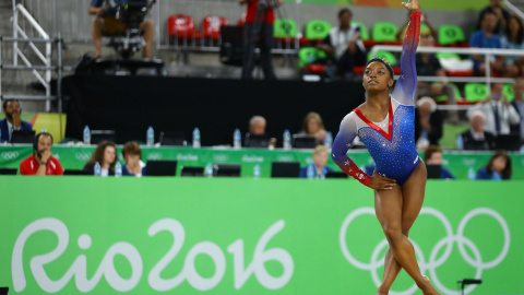 Simona Biles es la tercera deportista más laureada de estos Juegos. REUTERS/Mike Blake