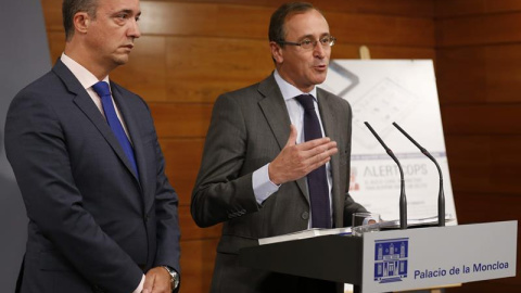 El ministro de Sanidad, Asuntos Sociales e Igualdad, Alfonso Alonso,acompañado por el secretario de Estado de Seguridad, Francisco Martínez, durante su comparecencia hoy en el palacio de La Moncloa. EFE