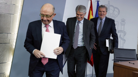 El ministro de Hacienda, Cristóbal Montoro, seguido por el de Exteriores, Alfonso Dastis, y el  portavoz del Gobierno y ministro de Educación, Íñigo Méndez de Vigo, al finalizar la rueda de prensa posterior a la reunión del Consejo de minis