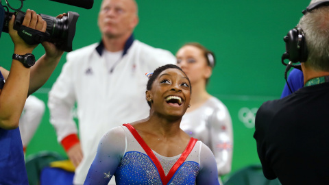 Las cinco medallas de Biles iluminan el universo de la gimnasia. REUTERS/Mike Blake