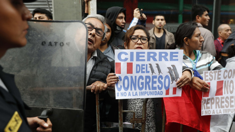 30/09/2019.- Ciudadanos protestan pidiendo el cierre del Congreso este lunes, en el exterior del edificio, en Lima (Perú).  EFE/ Paolo Aguilar