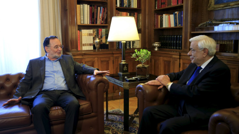 El líder de Unidad Popular (el partido escindido de Syriza), Panagiotis Lafazanis, con el presidente de la República griega, Prokopis Pavlopoulos. REUTERS/Stoyan Nenov