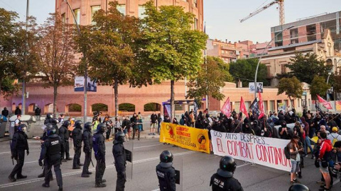 Uns 300 manifestants protesten davant la caserna de la Guàrdia Civil a Girona durant el segon aniversari de l'1-O. EFE/David Borrat