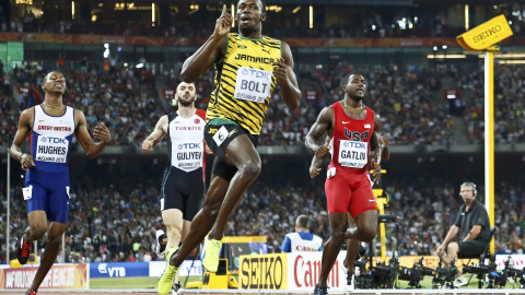 Usain Bolt celebra su victoria en los 200 metros ante Justin Gatlin. /REUTERS