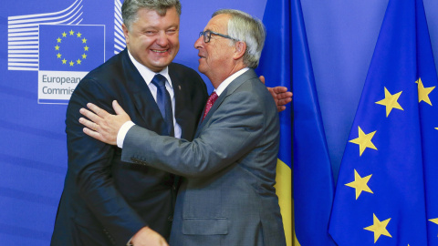 El presidente de Ucrania, recibe el abrazo del presidente de la Comisión Europea, Jean-Claude Juncker, a su llegada este jueves a Bruselas. REUTERS/Yves Herman