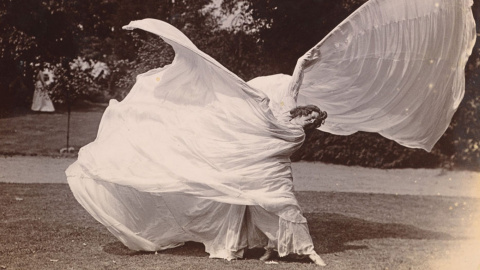 Loïe Fuller echando un capote al viento