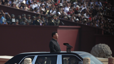 El presidente chino, Xi Jinping, viaja en una limusina abierta para revisar un desfile militar que conmemora el 70 aniversario de la fundación de la República Popular de China, en Beijing.  EFE / EPA / ROMAN PILIPEY