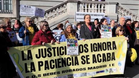 Un momento de la manifestación estatal de víctimas por el robo de bebés, esta mañana en Madrid. EFE/ Fernando Alvarado